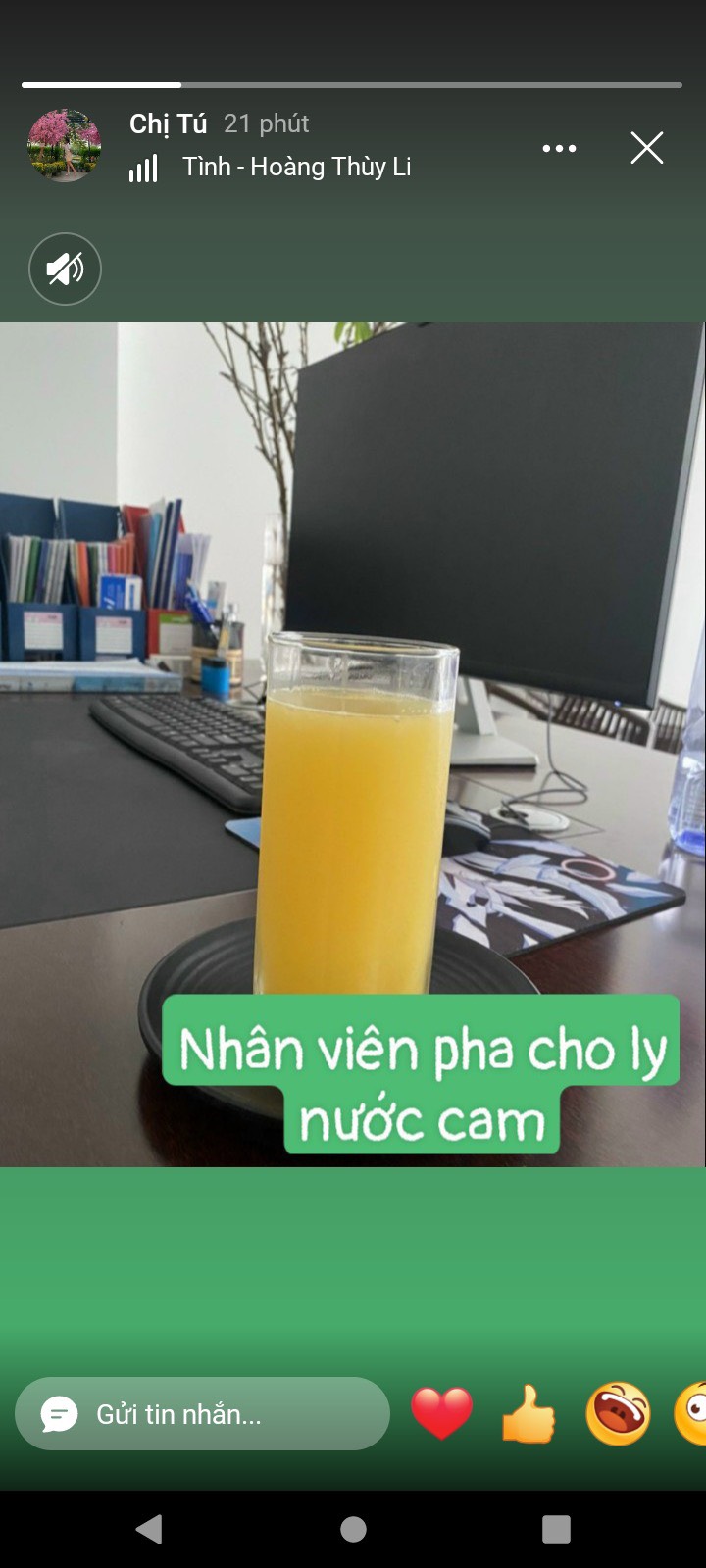 Nhân viên pha cho ly nước cam